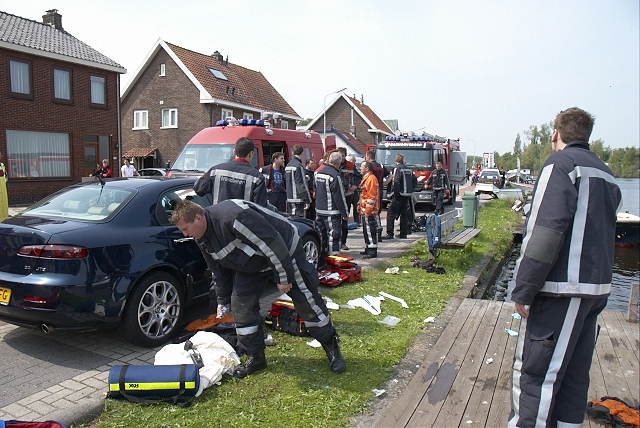 2010/111/20100515 019 Persoon te water Nieuwemeerdijk.jpg